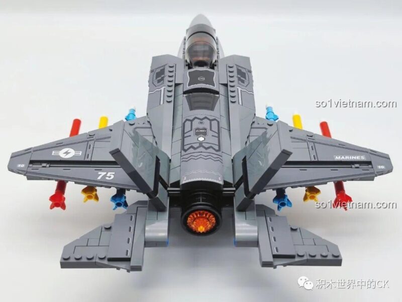 Mô hình máy bay F-35 Lightning II SEMBO 207125 hoàn chỉnh, nhìn từ phía trước, sẵn sàng cất cánh.