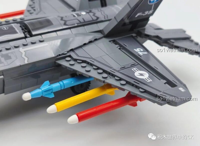 Mô hình máy bay F-35 Lightning II SEMBO 207125 hoàn chỉnh, nhìn từ phía sau và bên cạnh, đồ chơi lắp ráp chất lượng.