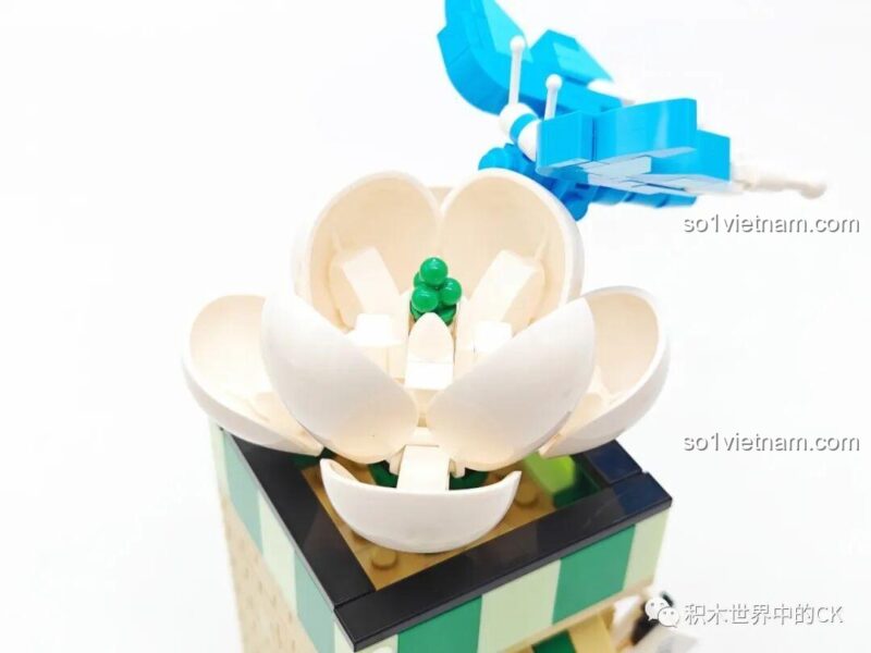 SEMBO 301094 Mô hình tiệm trà hoa nhài - chi tiết hoa trên mái - cảnh trước