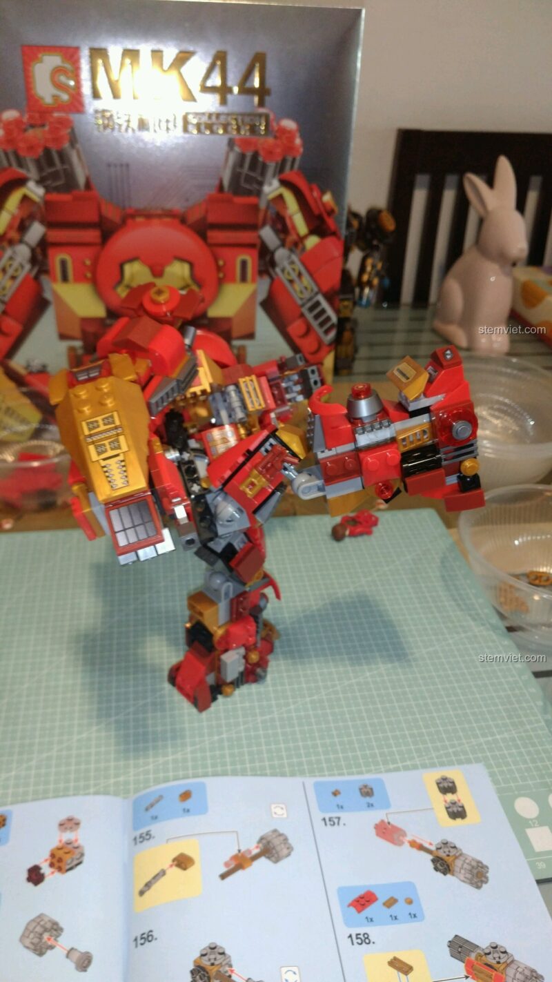 Mô hình Iron Man Hulkbuster 60030 sau khi hoàn thành, đứng hiên ngang và mạnh mẽ.