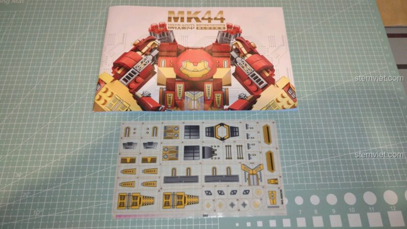 Sách hướng dẫn lắp ráp và tấm decal chi tiết của bộ xếp hình Người Sắt Hulkbuster SEMBO 60030.