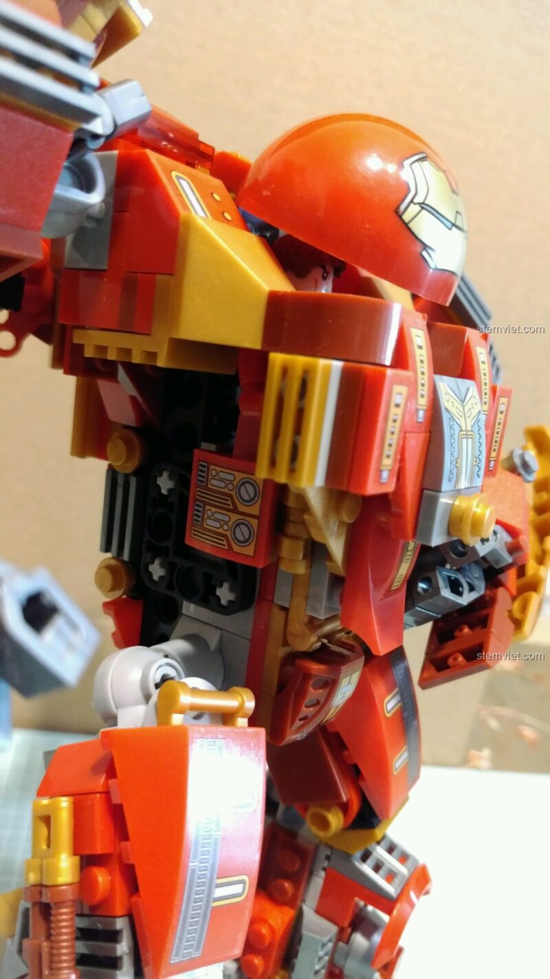 Mô hình Hulkbuster MK44 với buồng lái mở, sẵn sàng cho minifigure Iron Man vào điều khiển.
