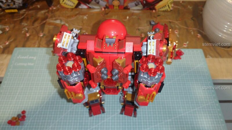 Chi tiết hai khẩu pháo 6 nòng trên vai của đồ chơi mô hình Giáp Chống Hulk MK44 60030.