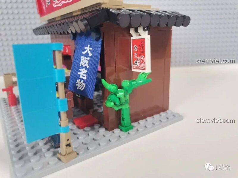 Mô hình Cửa hàng Takoyaki Osaka SEMBO 601072 đã hoàn thành, cùng các minifigures sống động, tạo nên khung cảnh đường phố Nhật Bản chân thực.