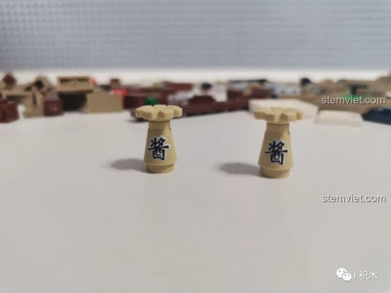 Chi tiết chai nước sốt được in sẵn của bộ đồ chơi mô hình SEMBO 601072, thể hiện sự tỉ mỉ trong thiết kế.