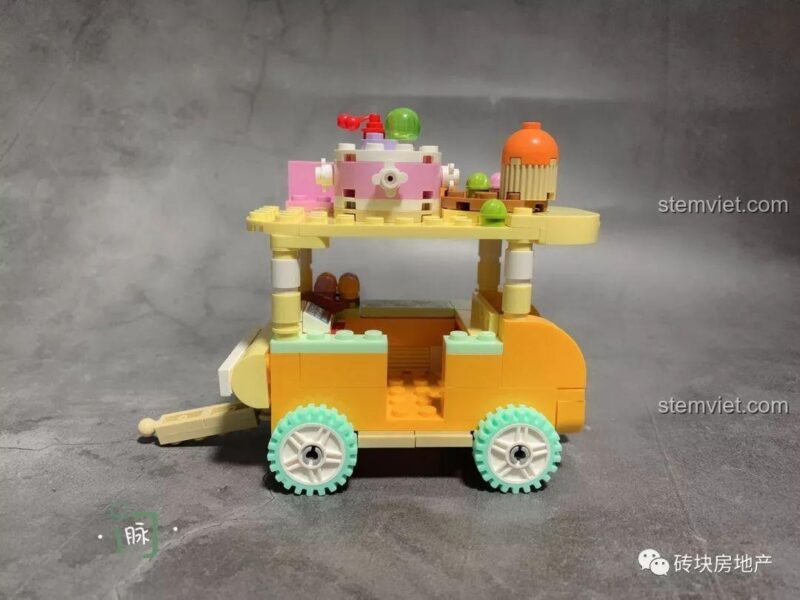 Mô hình lắp ghép xe bán bánh ngọt mini Sembo 601109 nhìn từ bên hông.