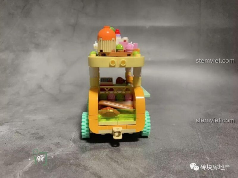 Bộ đồ chơi xe bán bánh ngọt mini Sembo 601109 nhìn từ phía sau.