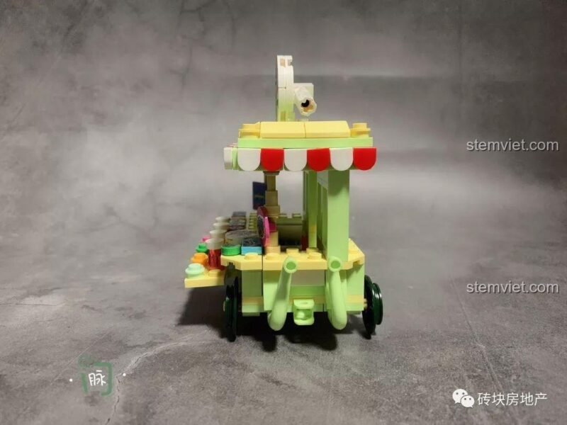 Bộ đồ chơi xe bán kẹo mút mini Sembo 601112 nhìn từ phía sau.