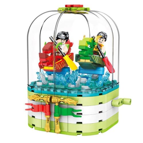 Mô hình chính diện của bộ lắp ghép Đua thuyền rồng SEMBO 601135, thể hiện hai thuyền rồng màu đỏ và xanh lá đang thi đấu trong lồng kính, phù hợp cho con trai 6 tuổi.