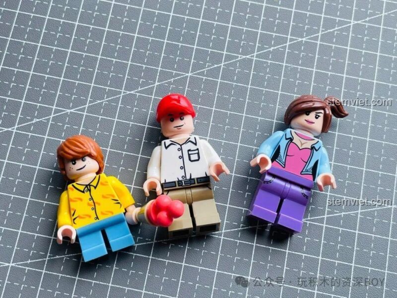 Set đồ chơi Xe Kem Di Động SEMBO 601300, đồ chơi xếp hình Xe Tải Bán Kem, có 3 minifigures đáng yêu, nội thất chi tiết, phù hợp bé 6 tuổi.