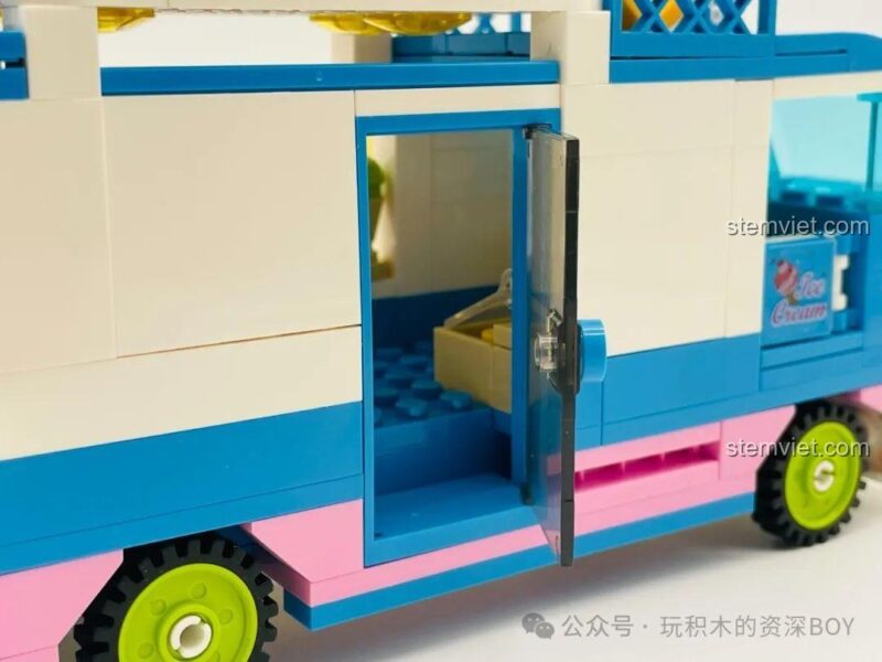 Bộ lắp ghép 601300, đồ chơi mô hình SEMBO, minifigure bé trai và bé gái 6 tuổi, thể hiện tỉ lệ của xe kem đường phố.
