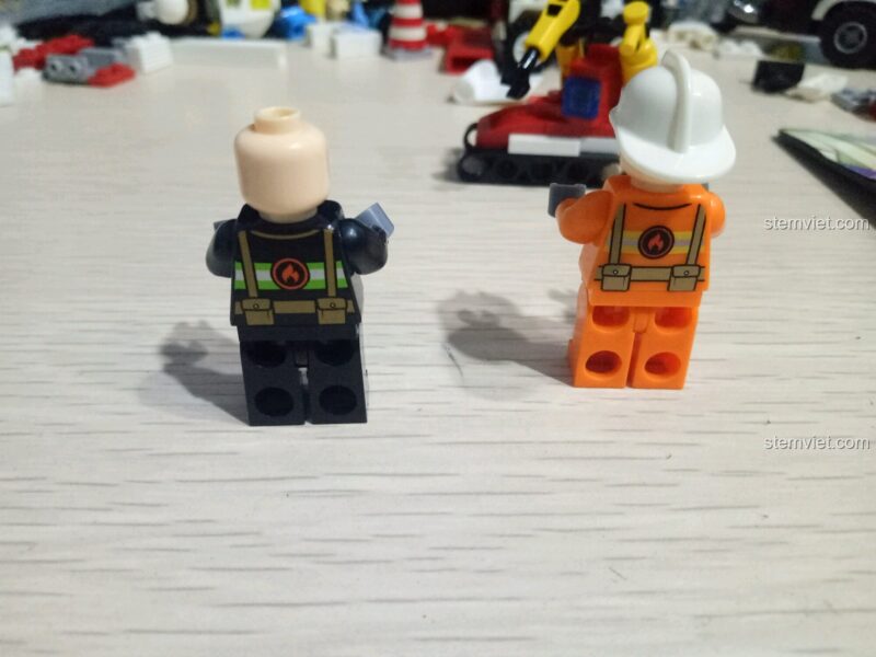 Mặt lưng của hai minifigure lính cứu hỏa trong bộ đồ chơi SEMBO 603034, chi tiết in ấn rõ nét
