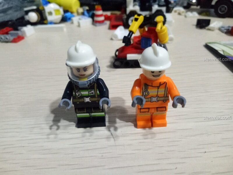 Hai minifigure lính cứu hỏa Rose Li và lính cứu hỏa trong bộ lắp ghép SEMBO 603034, sẵn sàng cho nhiệm vụ cứu hộ