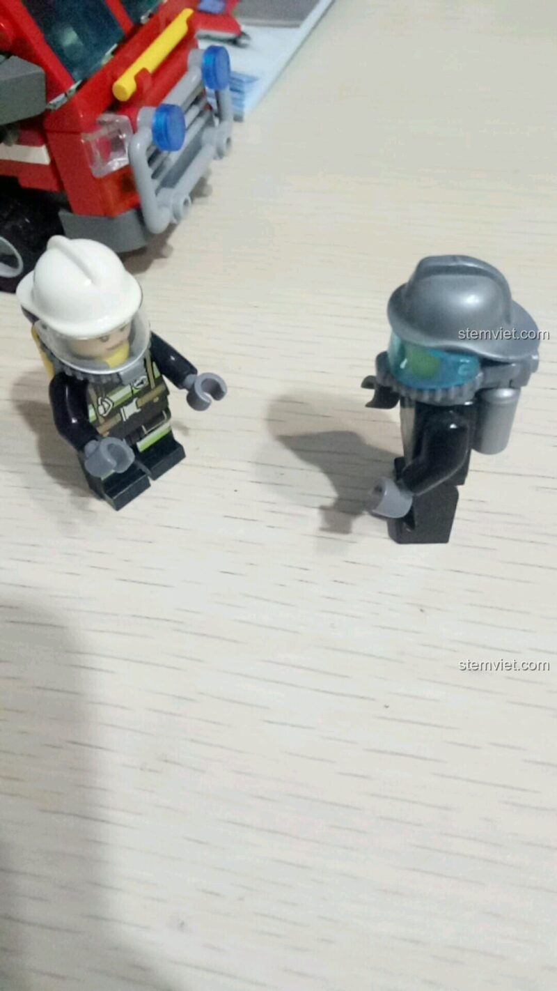 Hai minifigure lính cứu hỏa trong bộ lắp ghép SEMBO 603034 đang thảo luận nhiệm vụ, phát triển kỹ năng giao tiếp và tưởng tượng