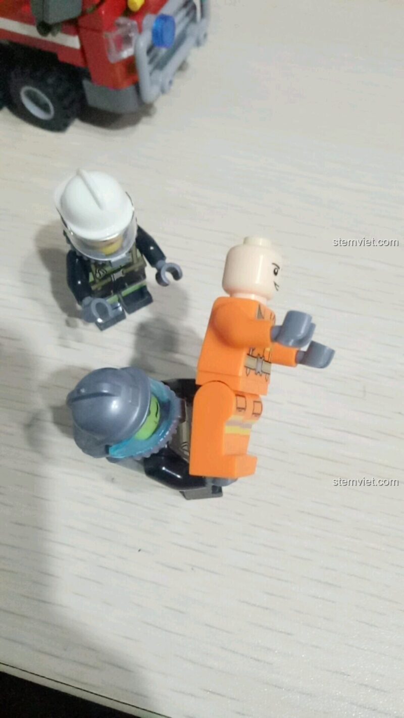 Minifigure lính cứu hỏa bị 'đá' vào hiện trường trong kịch bản chơi của bộ lắp ráp SEMBO 603034, tạo tình huống hài hước
