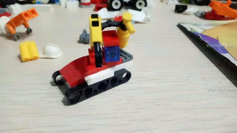 Mô hình robot cứu hộ mini từ bộ đồ chơi SEMBO 603034, có thể hỗ trợ xe cứu hỏa trong các nhiệm vụ khó khăn