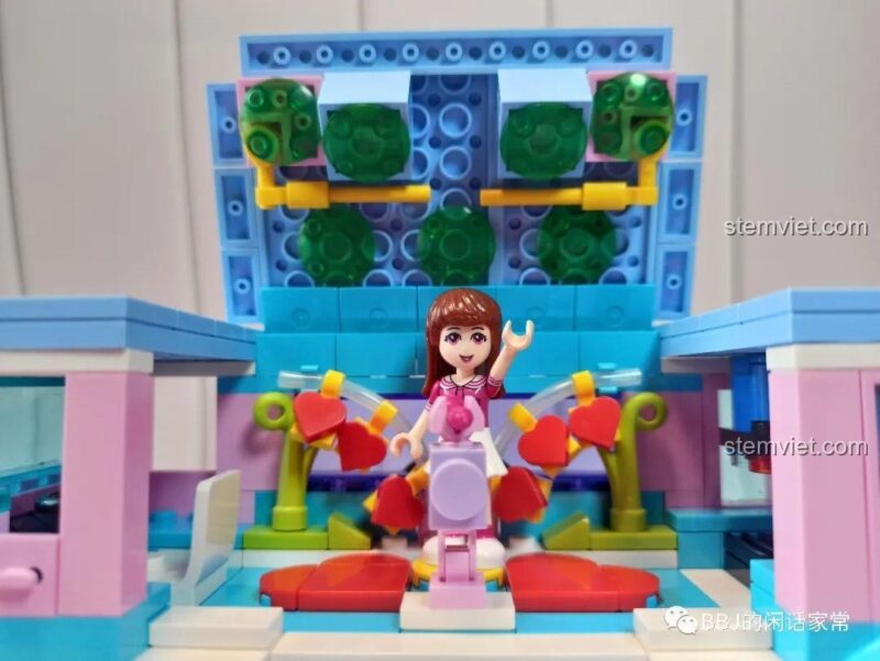 Minifigure đang biểu diễn trên sân khấu di động SEMBO 604001.