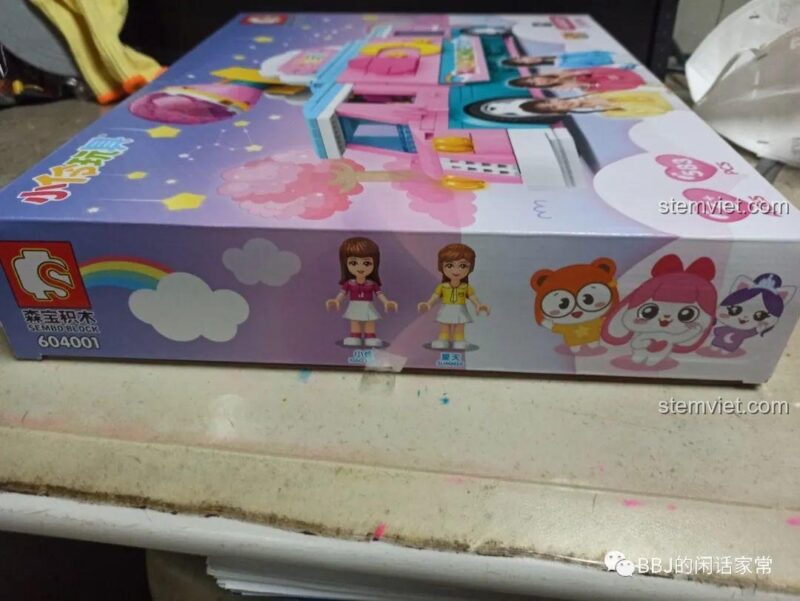 Cạnh hộp đồ chơi SEMBO 604001 với hình ảnh các nhân vật thật của IP Tiểu Linh Đồ Chơi.