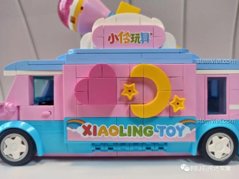 Nhìn từ bên hông của xe phỏng vấn SEMBO 604001 với các họa tiết trang trí.