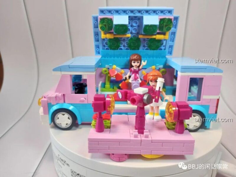 Hai minifigure cùng biểu diễn trên sân khấu di động SEMBO 604001.