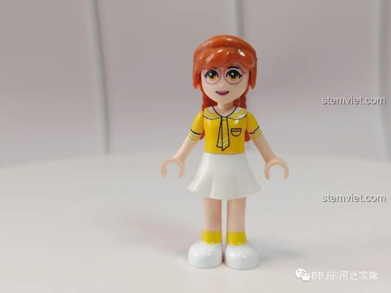 Minifigure nhân vật Tiểu Linh sau khi lắp ráp hoàn chỉnh.
