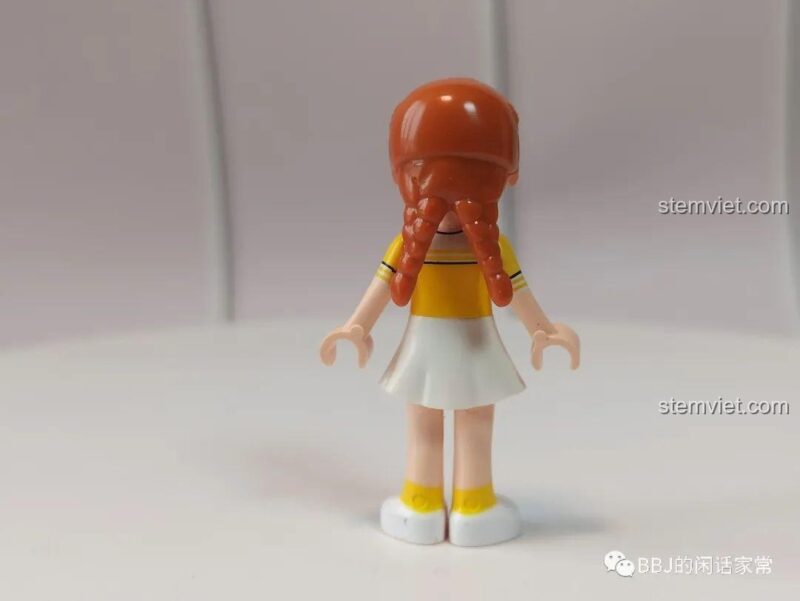 Mặt sau của minifigure Tiểu Linh trong bộ SEMBO 604001.