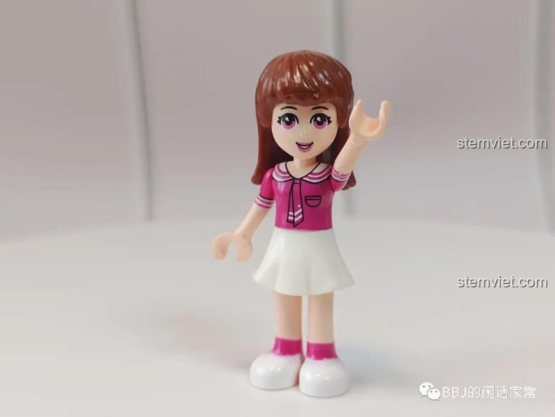 Các bộ phận tháo rời của hai minifigure Tiểu Linh và Hạ Thiên từ bộ 604001.