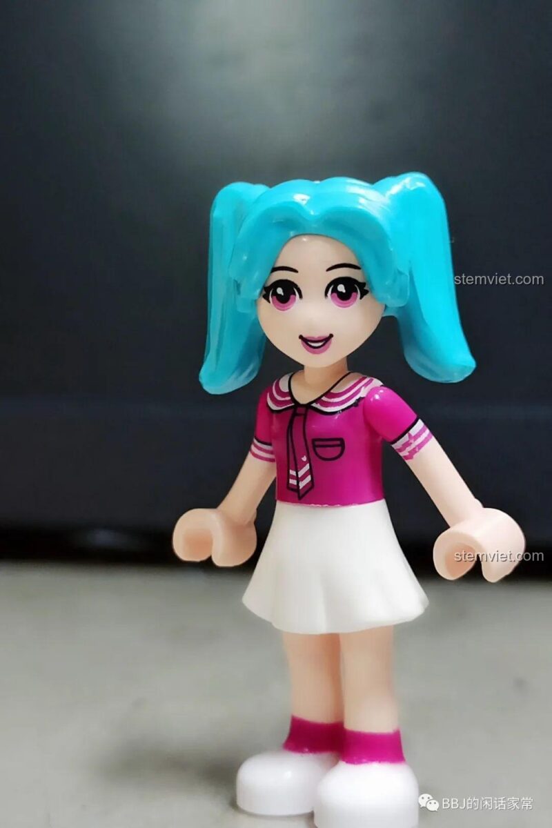 Mặt sau của minifigure Hạ Thiên với mái tóc tết bím.
