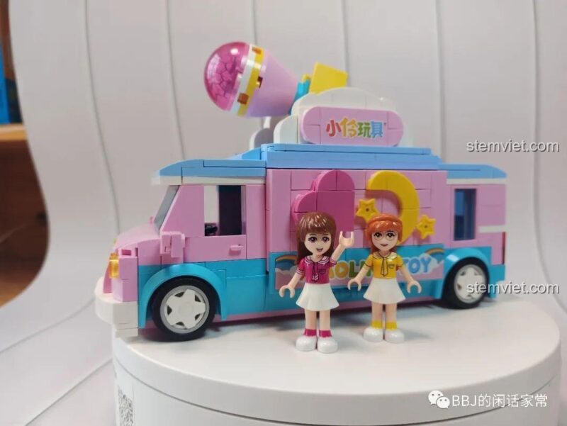 Ảnh review thực tế bộ đồ chơi SEMBO 604001 Xe lưu động biểu diễn với hai minifigure đứng cạnh xe. Chất lượng tốt, màu sắc tươi sáng.