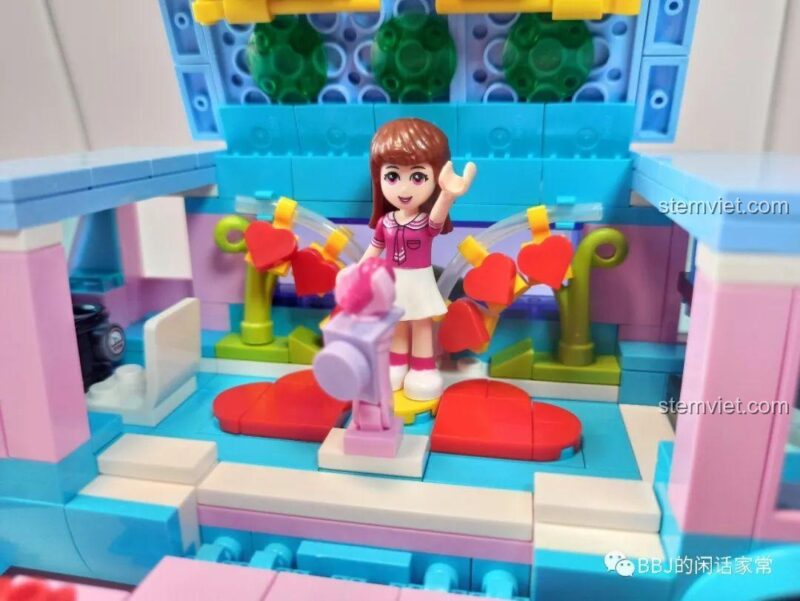 Cận cảnh minifigure và máy quay phim trên sân khấu SEMBO 604001.