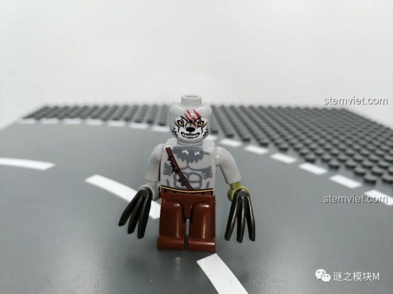 Minifigure Người Sói trong bộ lắp ráp SEMBO 605022 Công viên xe lửa ma quái Halloween, chi tiết cao, phù hợp cho bé 6 tuổi.