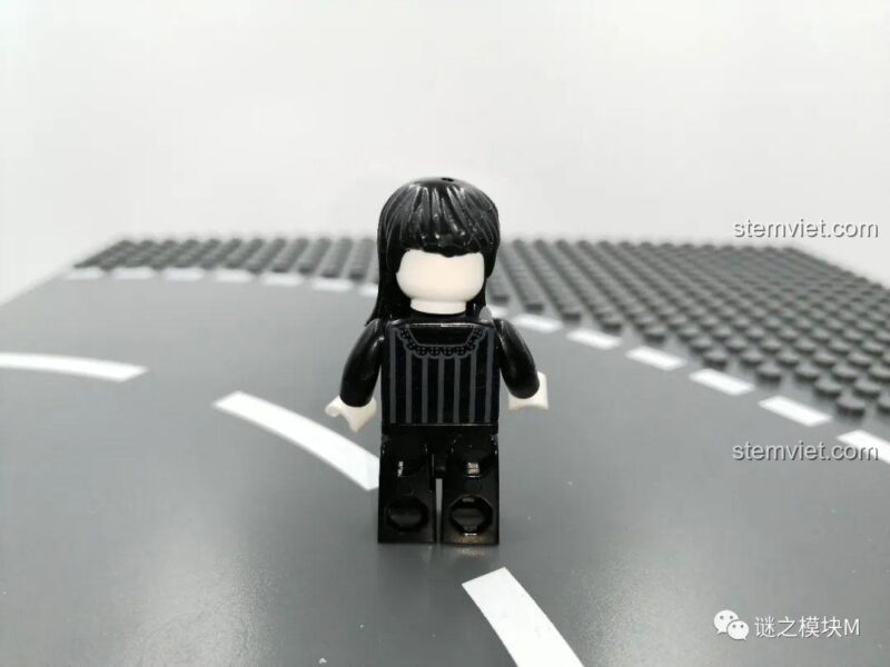 Minifigure Nữ Ma trong bộ lắp ráp SEMBO 605022 Công viên xe lửa ma quái Halloween, chi tiết cao, phù hợp cho bé 6 tuổi.
