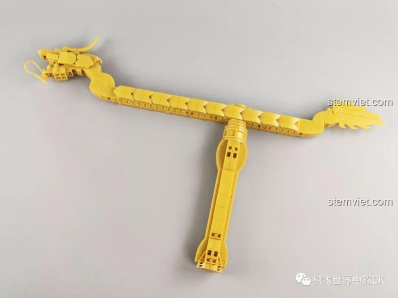 Mô hình Tầm Long Xích SEMBO 605102 đang được lắp ráp, thể hiện cấu trúc và khả năng xoay của đồ chơi mô hình, cho bé 6+.