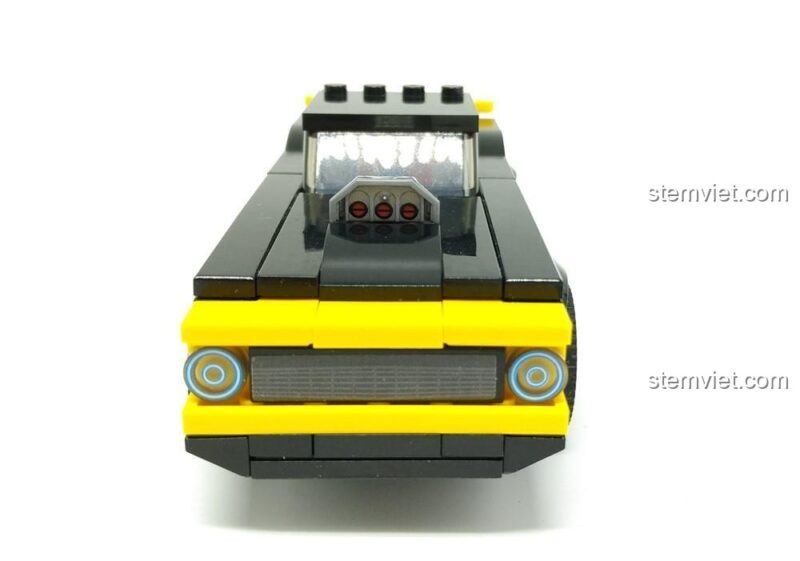 Cận cảnh đầu xe đồ chơi mô hình Xe cơ bắp Chevrolet Camaro 1967, với đèn pha tròn và lưới tản nhiệt đặc trưng.