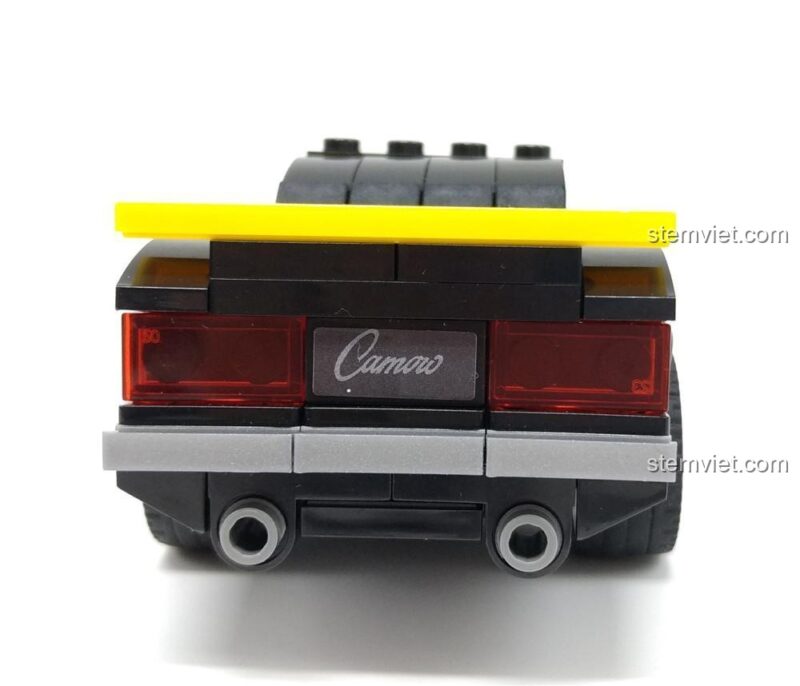 Cận cảnh đuôi xe đồ chơi xếp hình 607021 với logo 'Camaro' và ống xả kép, thể hiện sự tinh xảo của sản phẩm.