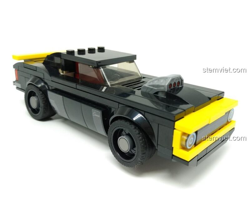 Góc nhìn từ phía trước của bộ lắp ráp Mô hình xe Chevrolet Camaro, nổi bật với phần cản trước màu vàng và hốc hút gió trên nắp capo.