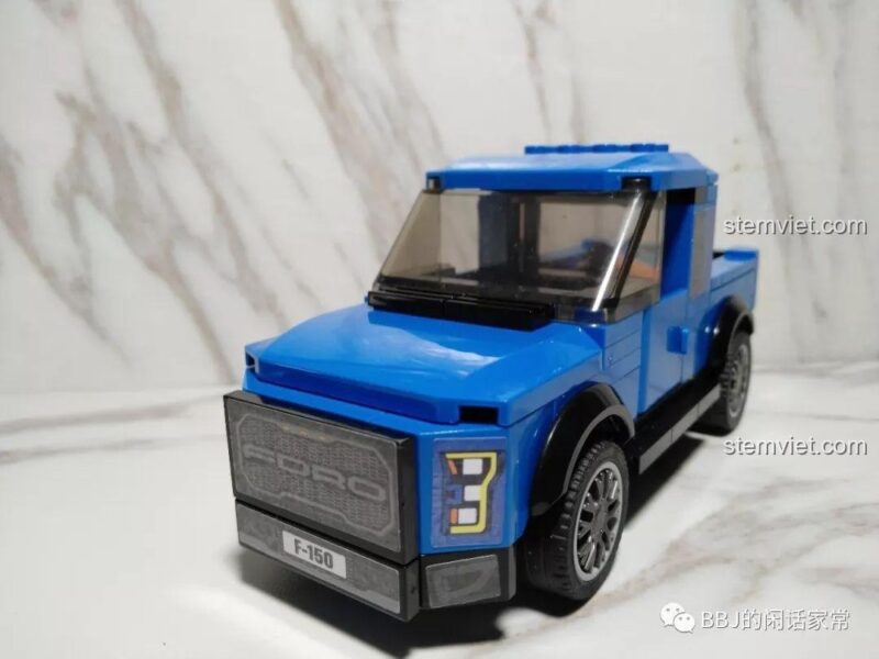 Ảnh chụp cận cảnh phía trước của đồ chơi mô hình Ford F-150, làm nổi bật lưới tản nhiệt và đèn pha chi tiết.