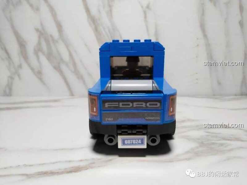 Phần đuôi xe của đồ chơi mô hình Ford F-150 với biển số 607024 và logo 'FDRO'.