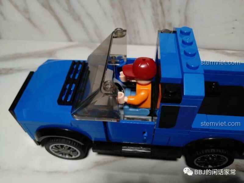Nội thất bên trong buồng lái của bộ đồ chơi Xe Bán Tải Ford F-150 Raptor SEMBO 607024.
