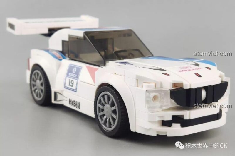 Minifigure người lái xe ngồi trong mô hình xe đua BMW Z4 SEMBO 607051, bộ lắp ghép xe đua BMW Z4