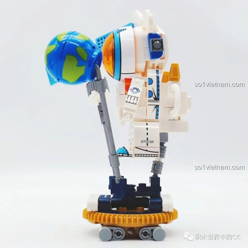 Bộ lắp ráp Gấu Teddy Qee Trung Quốc SEMBO 612011 và Phi hành gia nhìn từ bên cạnh