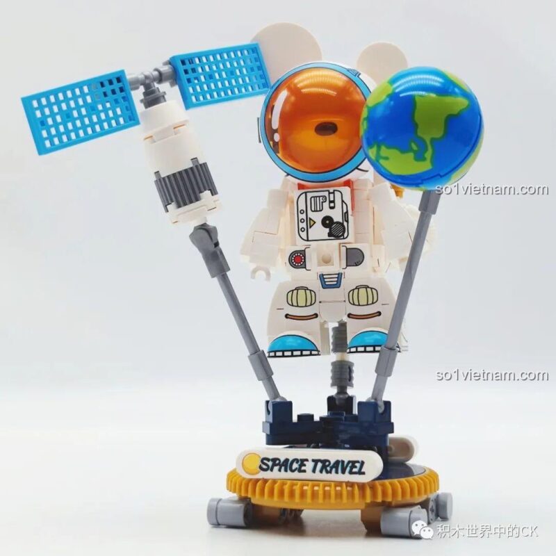 Bộ lắp ráp Gấu Teddy Qee Trung Quốc SEMBO 612011 và Phi hành gia nhìn từ góc chéo