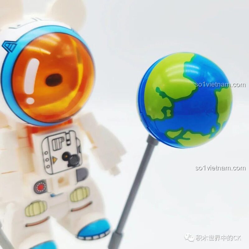 Mô hình Phi hành gia Gấu Qee SEMBO với trái đất