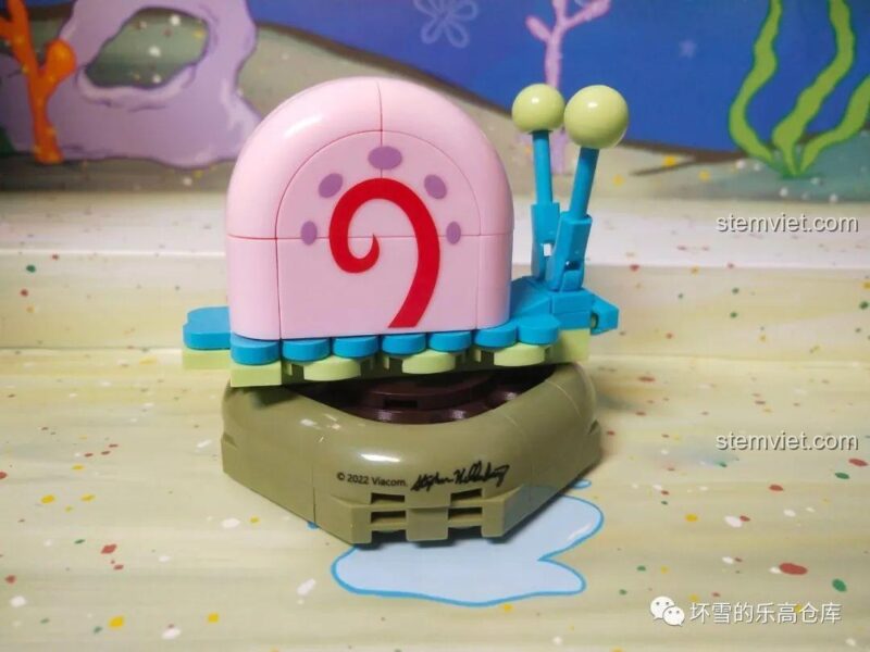 612211 Bộ lắp ráp SpongeBob Sembo: Chữ ký tác giả trên đế bát ăn của Gary, một chi tiết tinh tế cho bộ sưu tập.