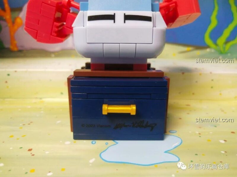 Đồ chơi lắp ráp 211 Sembo 612211: Chữ ký tác giả trên két sắt của Mr. Krabs, một điểm nhấn đặc biệt cho bộ sưu tập này.