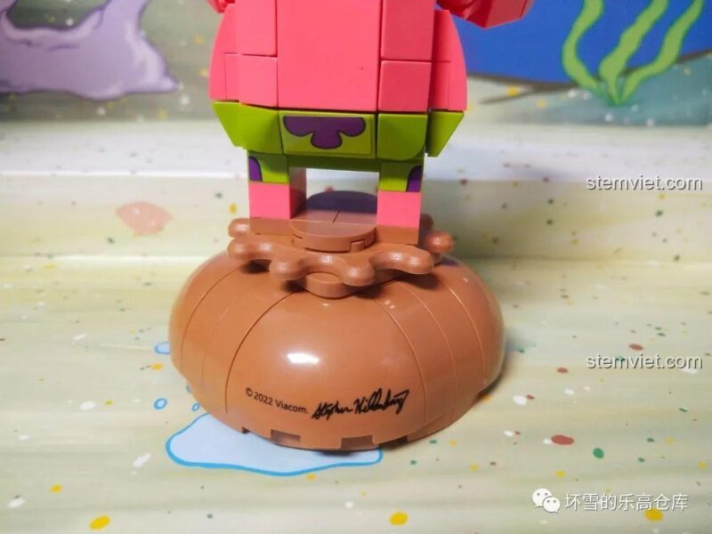 Bộ lắp ráp Gia đình SpongeBob Sembo 612211: Chữ ký tác giả trên đế vỏ rùa của Patrick, chi tiết độc đáo cho bộ sưu tập.