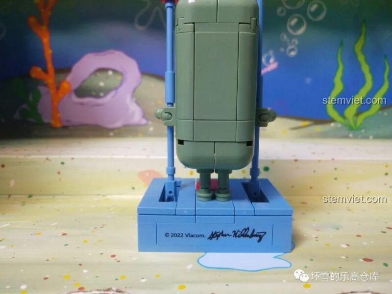Đồ chơi mô hình Sembo 612211: Chữ ký tác giả trên đế bàn điều khiển của Plankton, thể hiện sự ủy quyền chính thức của sản phẩm.