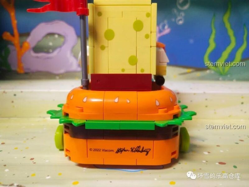 Đồ chơi xây dựng Gia đình SpongeBob Sembo 612211: Chữ ký tác giả Stephen Hillenburg được in tinh xảo ở đuôi xe Krabby Patty, tăng giá trị sưu tầm.