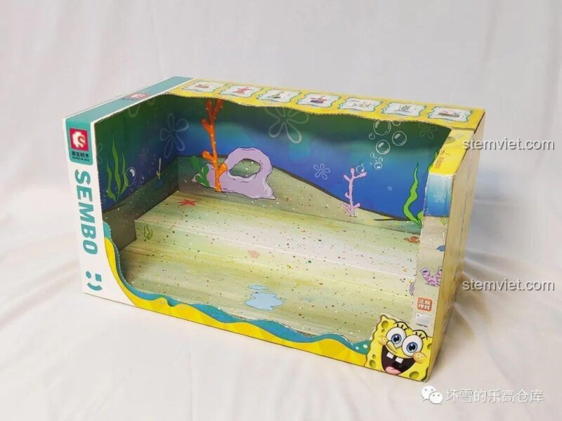 Mô hình SpongeBob Sembo 612211 hộp trưng bày bên trong với cảnh biển sinh động, tạo không gian chơi lý tưởng cho bé 6 tuổi.