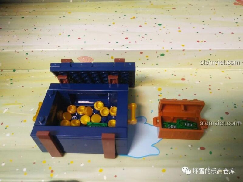 Đồ chơi lắp ghép Gia đình SpongeBob Sembo 612211: Két sắt của Mr. Krabs mở ra, tiết lộ kho báu vàng và tiền, kích thích trí tưởng tượng của bé 6 tuổi.